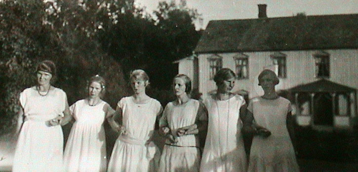 Sex av åtta systrar vid Segerfors gård ca 1918