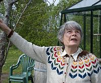 Agneta examinerer fruktträdet?